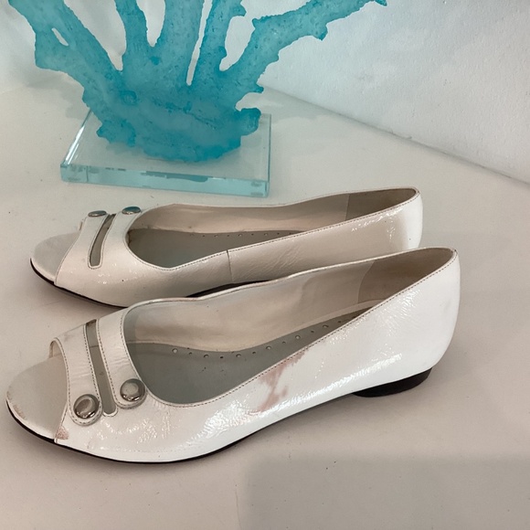 Michelle D White Patent Leather open toe slip in shoes flats Sz 6 M - Picture 10 of 13